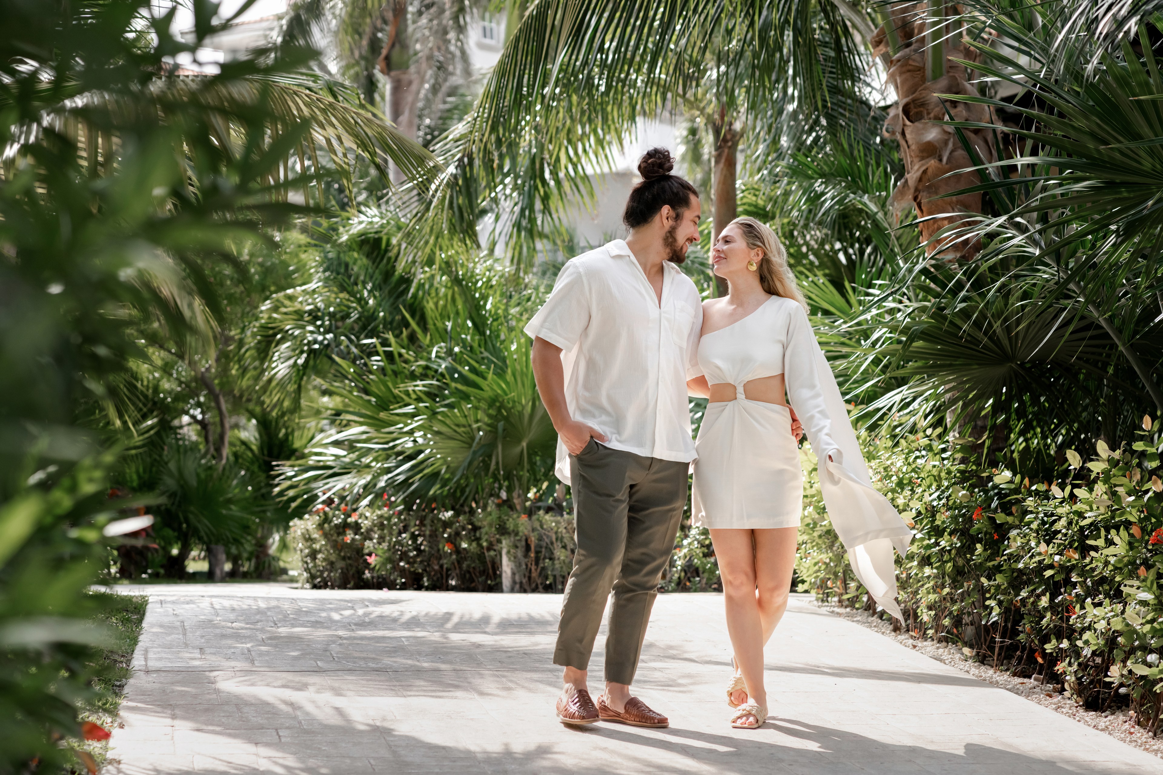 Couple Cancún beach kiss IVAE Studios sample wedding photos Mexico