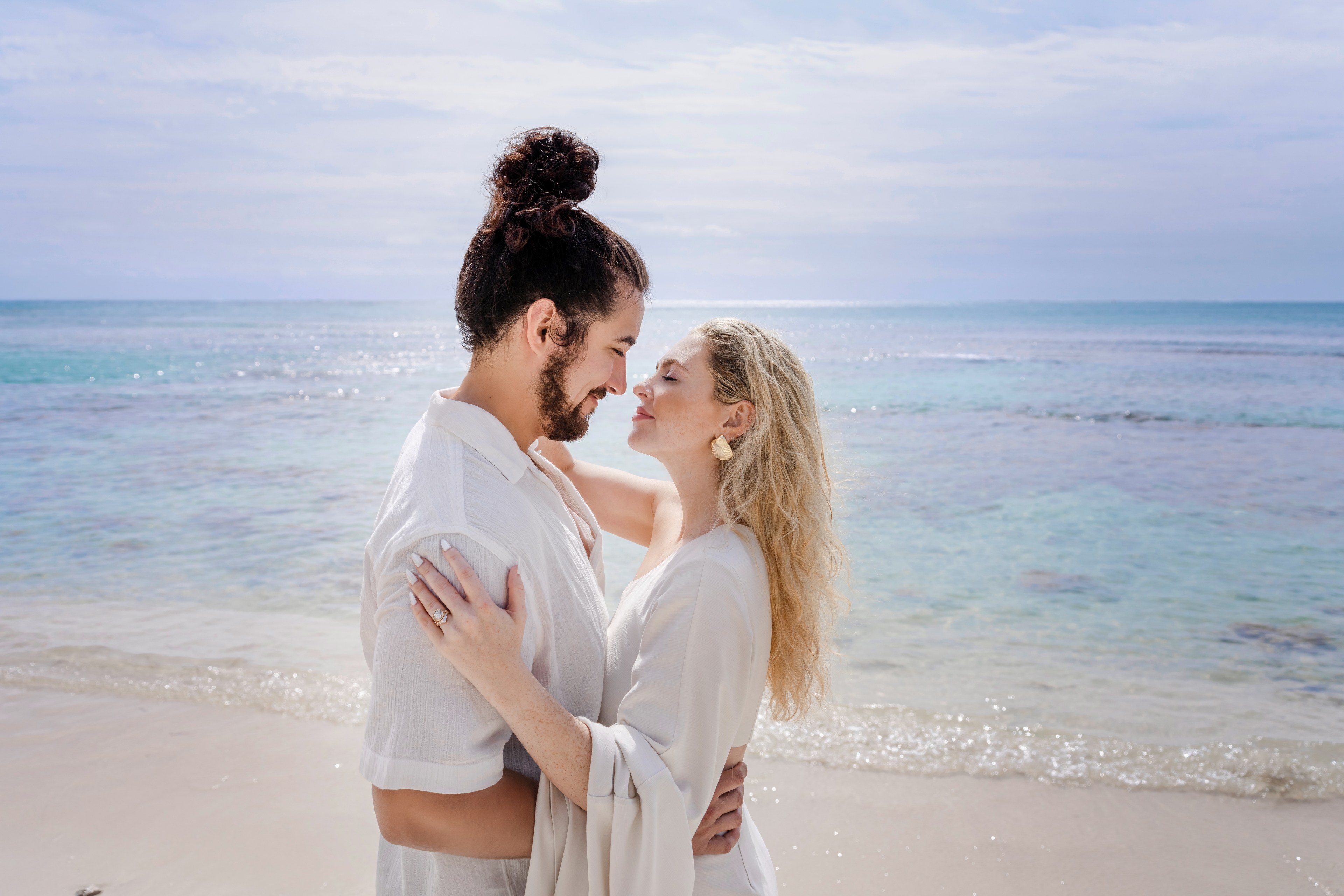 Cenote photoshoot Cancún — couple at a turquoise cenote within reach of the hotel zone