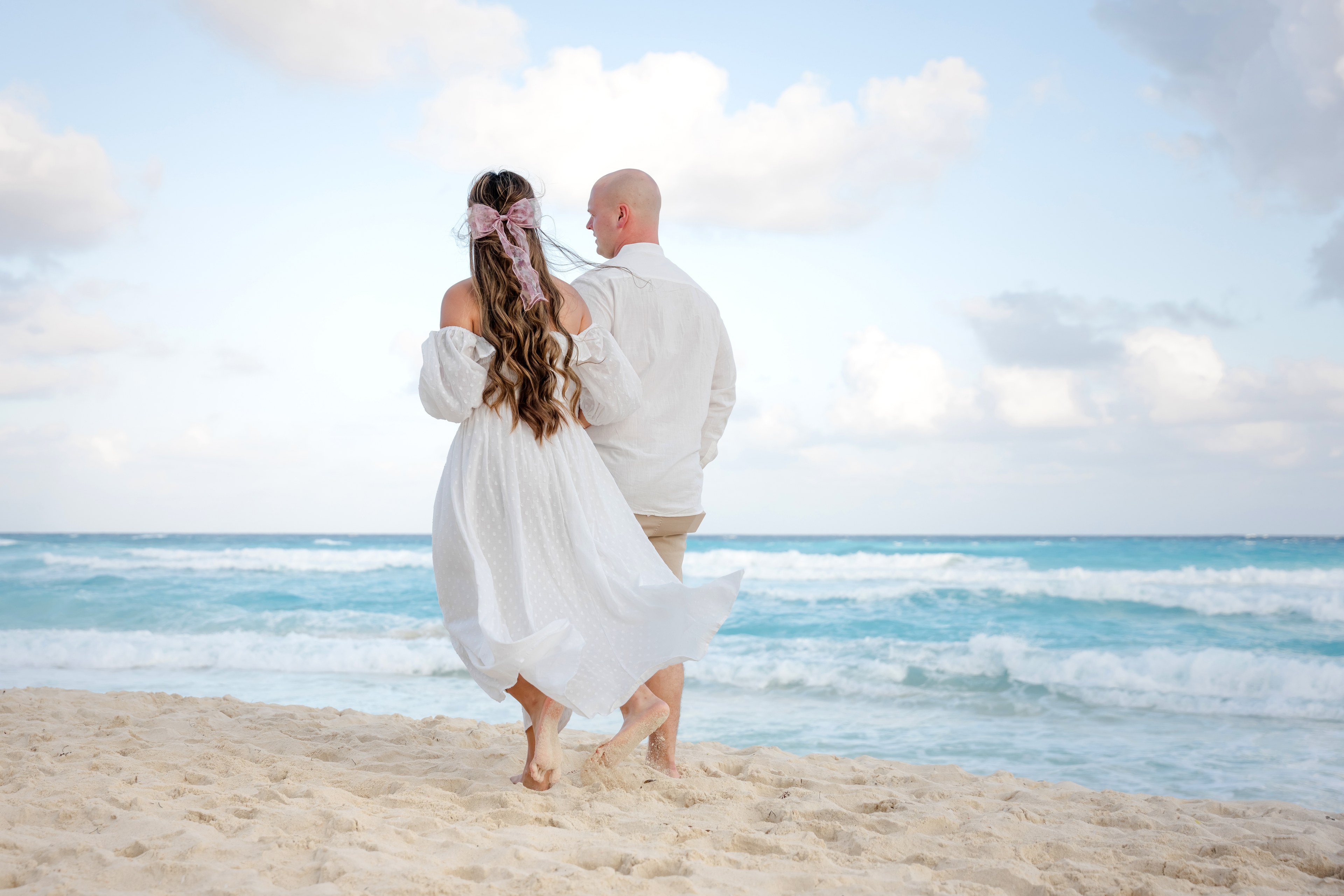 Cenote photographer Cancún — couple seated on a cenote rim platform
