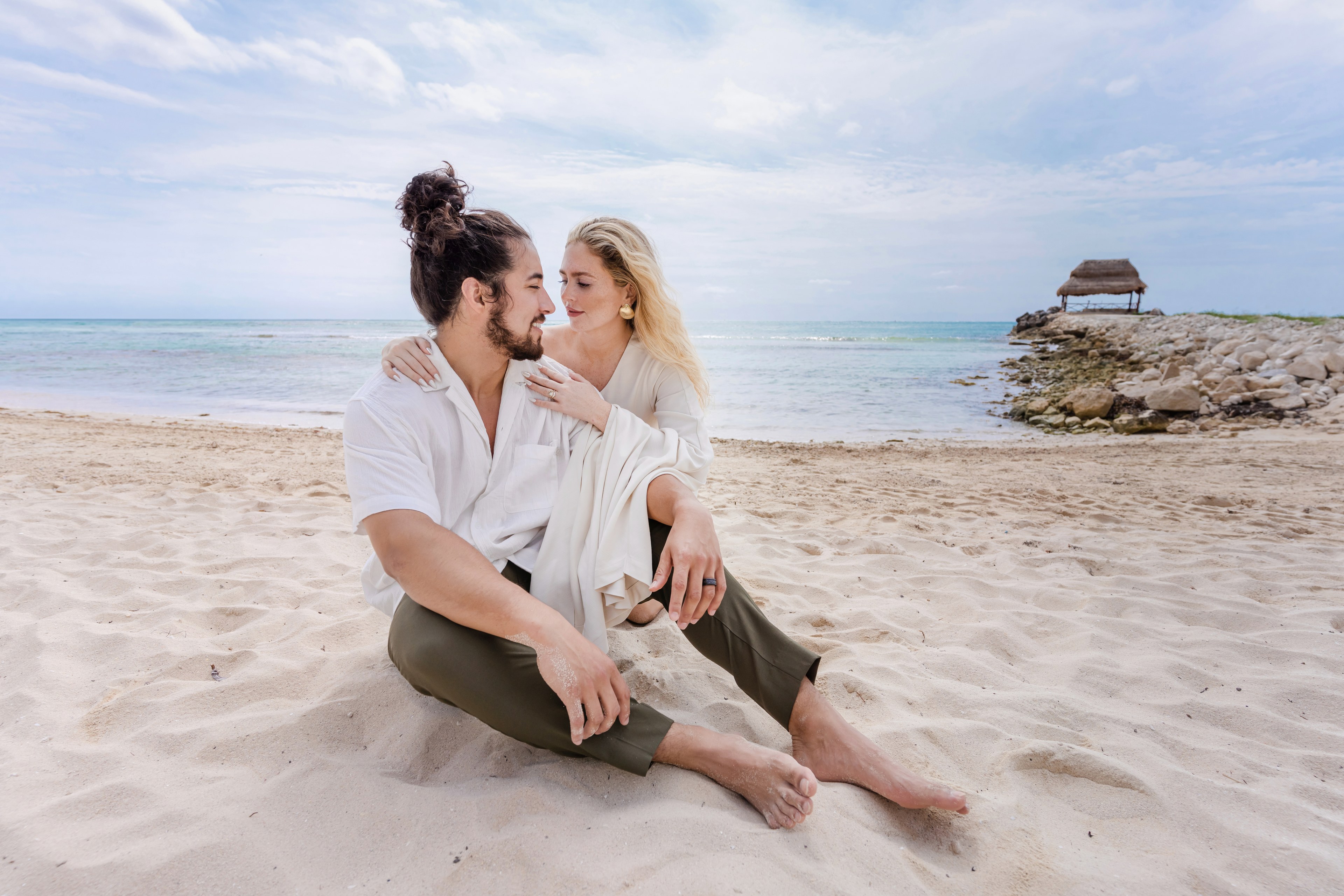 Couple session at Cancún Hotel Zone showing professional editorial wedding photography lighting setup by IVAE Studios
