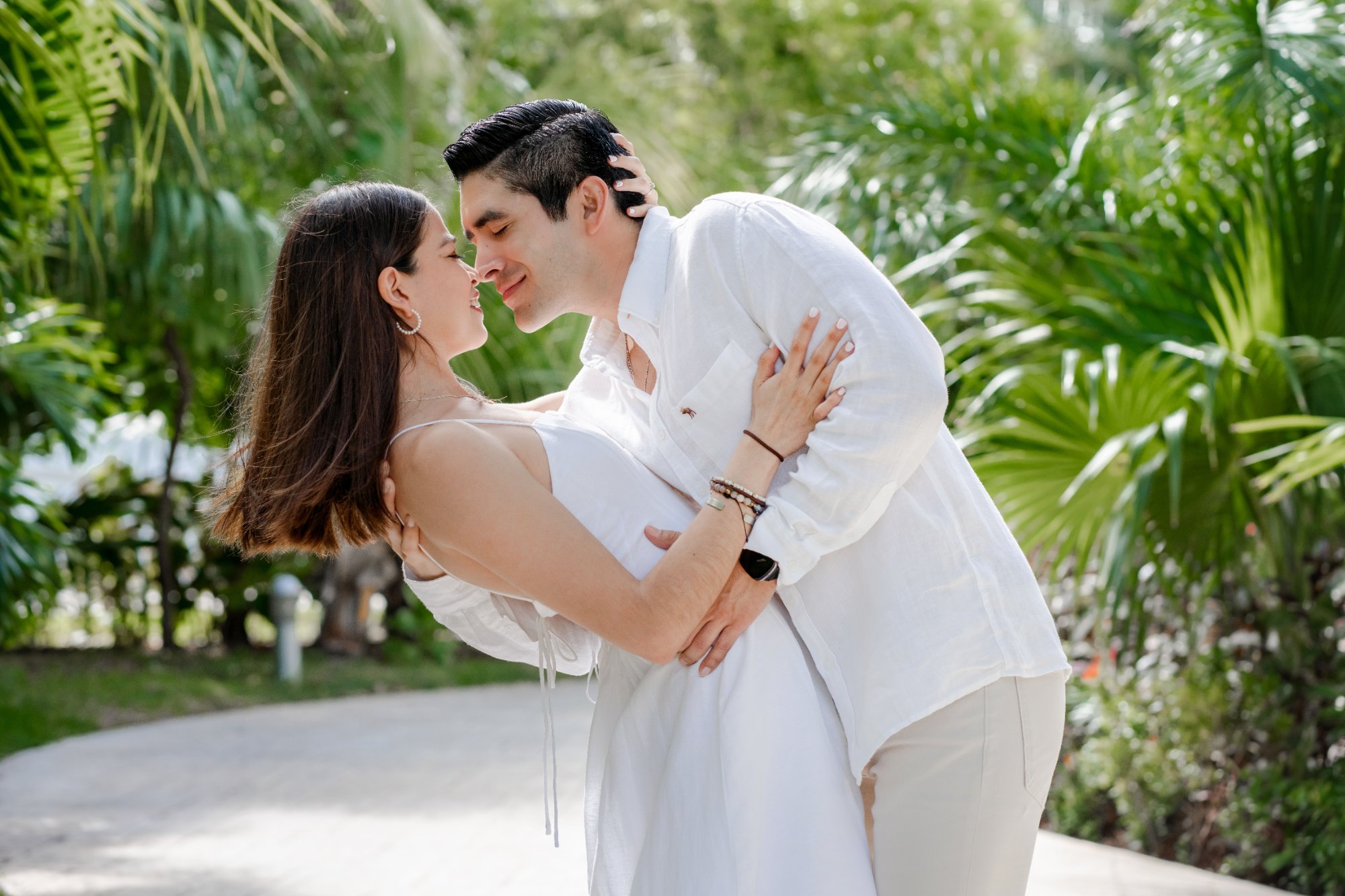 Couple architectural portrait Cancún Hotel Zone IVAE Studios wedding photographer