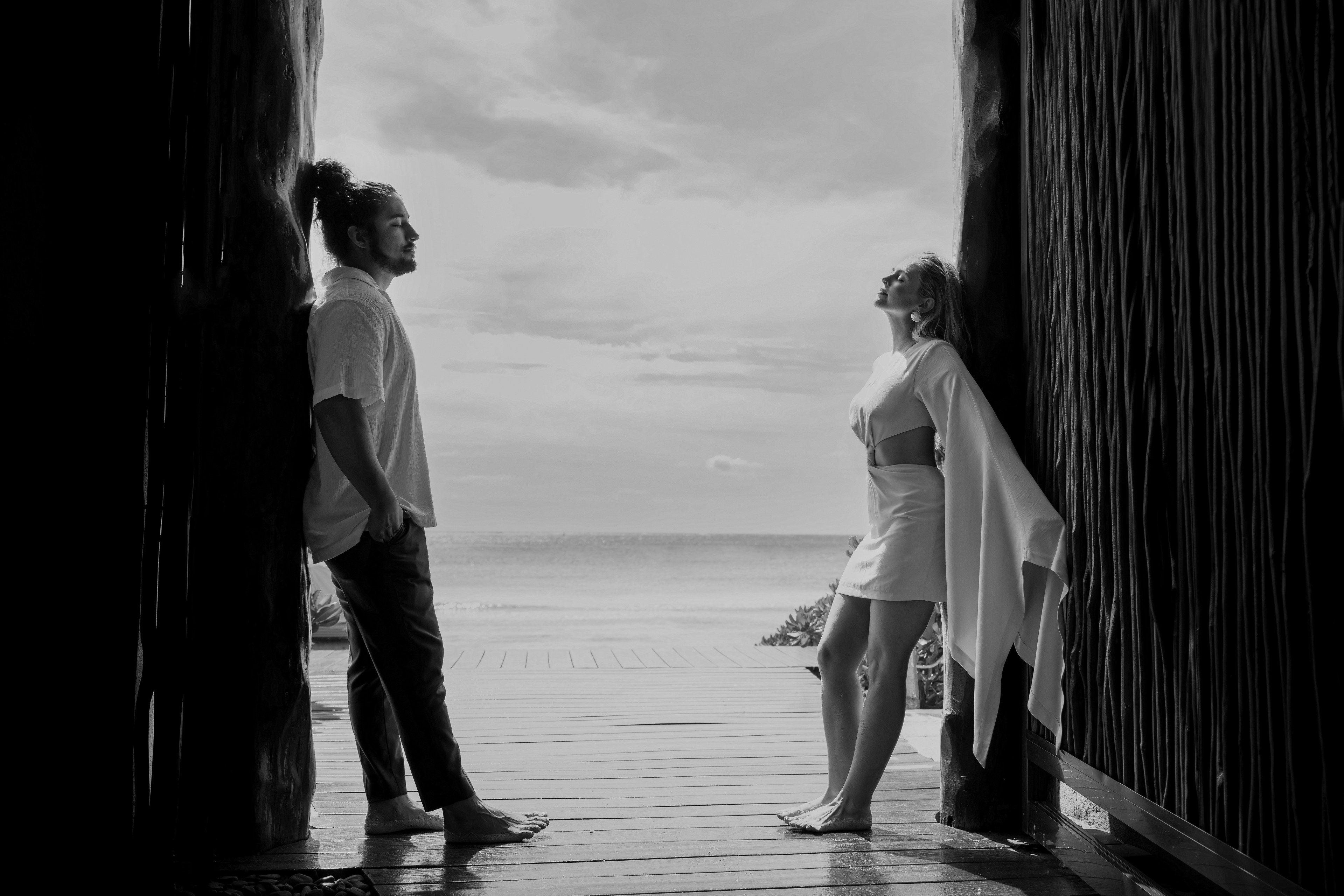Couple in Cancún during a romantic outdoor session by IVAE Studios