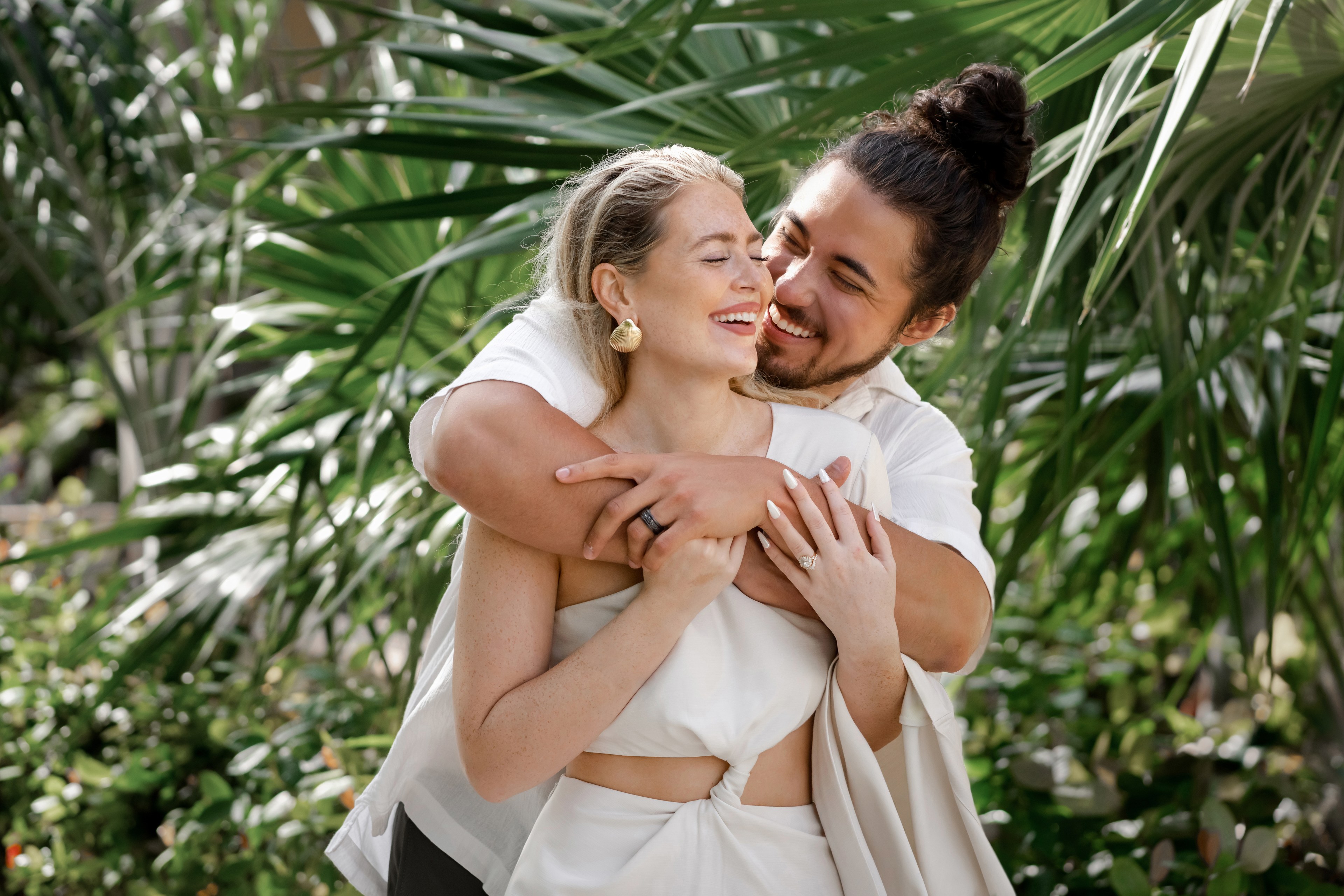 Pareja en Cancún en un encuadre editorial espontáneo por IVAE Studios