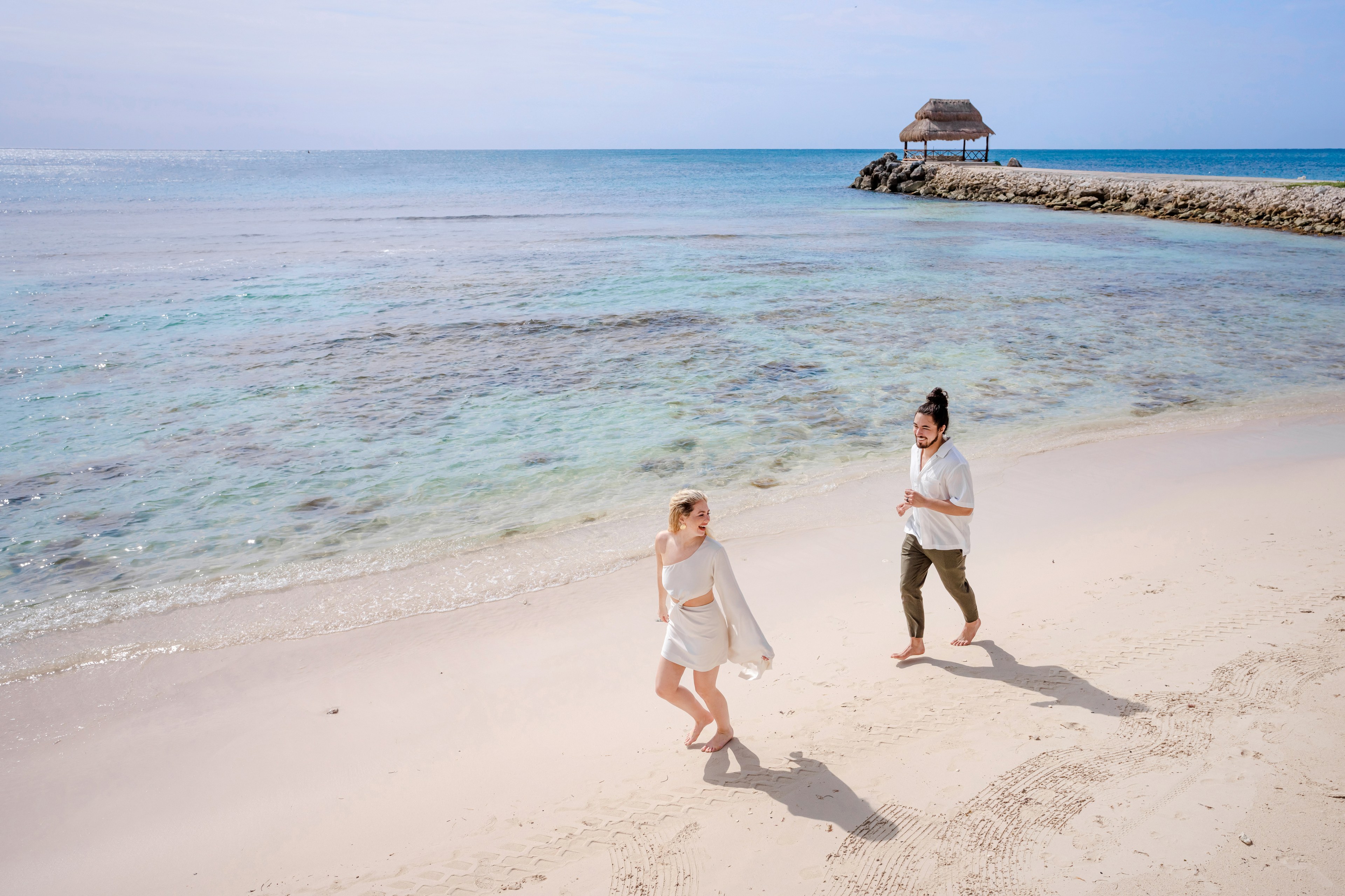Couple in Cancún photographed in natural light by IVAE Studios