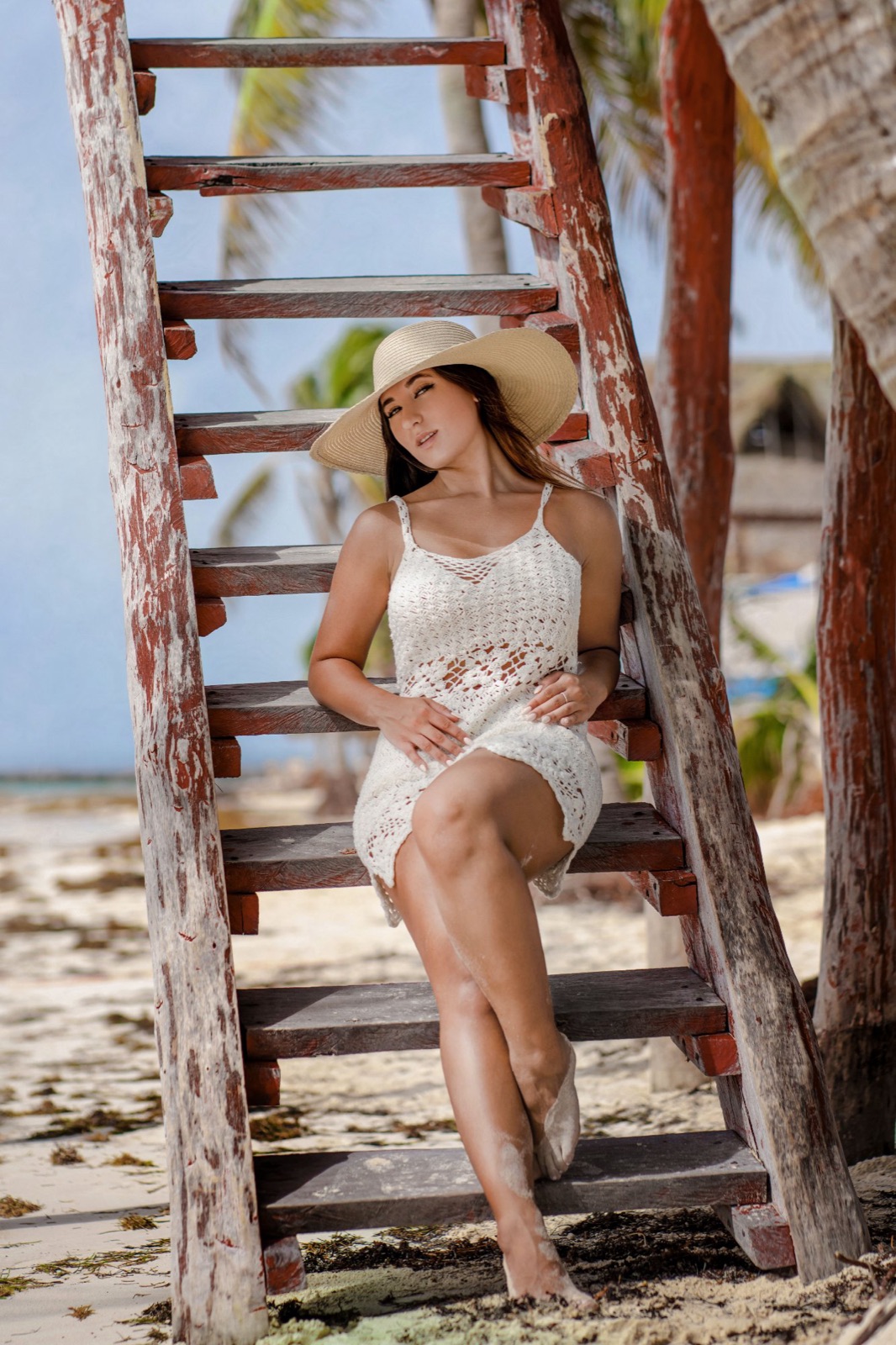Retrato editorial vertical en Cancún con luz de tarde, parte de una sesión posterior a la llegada de los invitados
