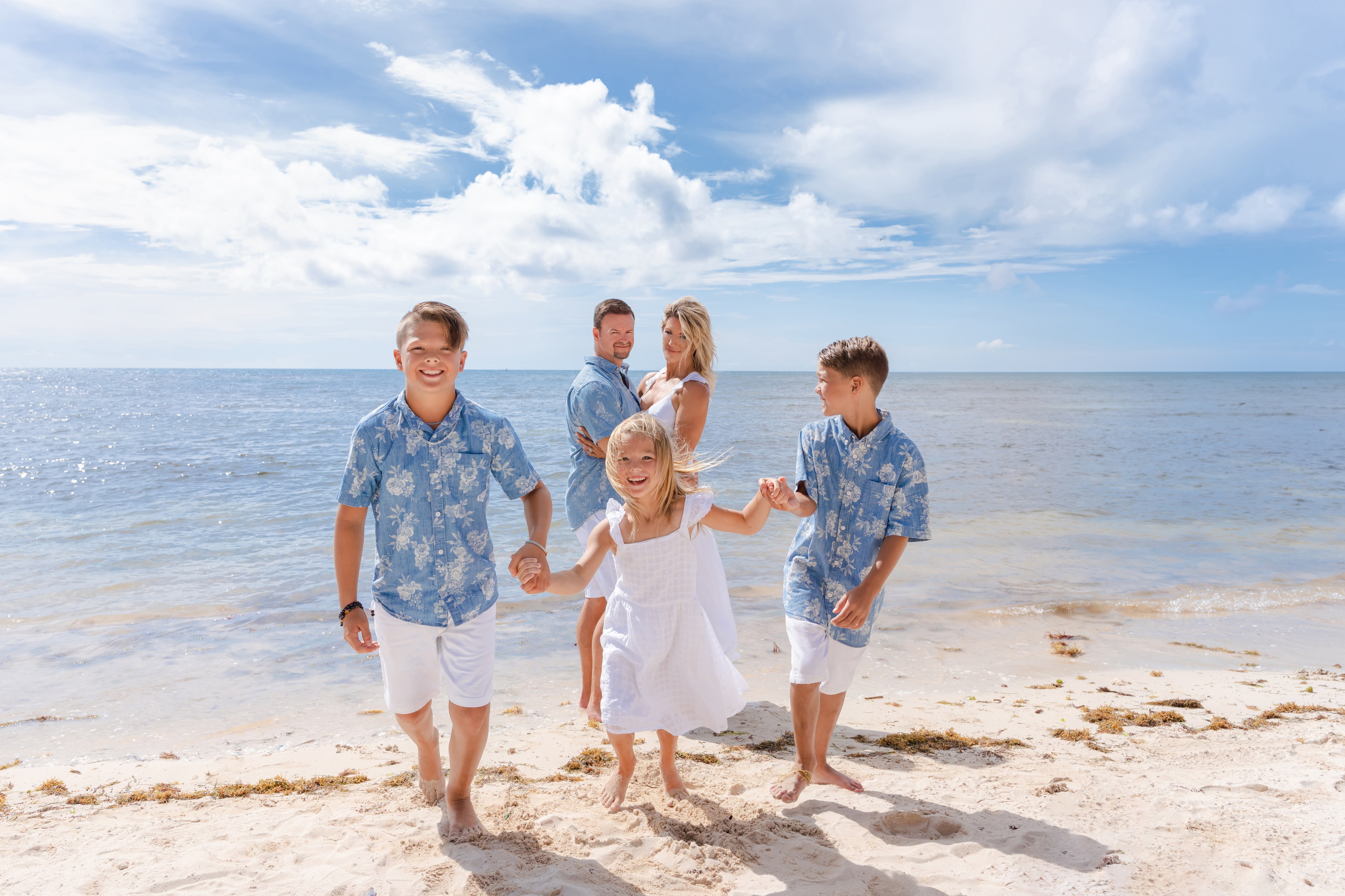 Familia con niños en la Zona Hotelera de Cancún en un retrato al atardecer por IVAE Studios