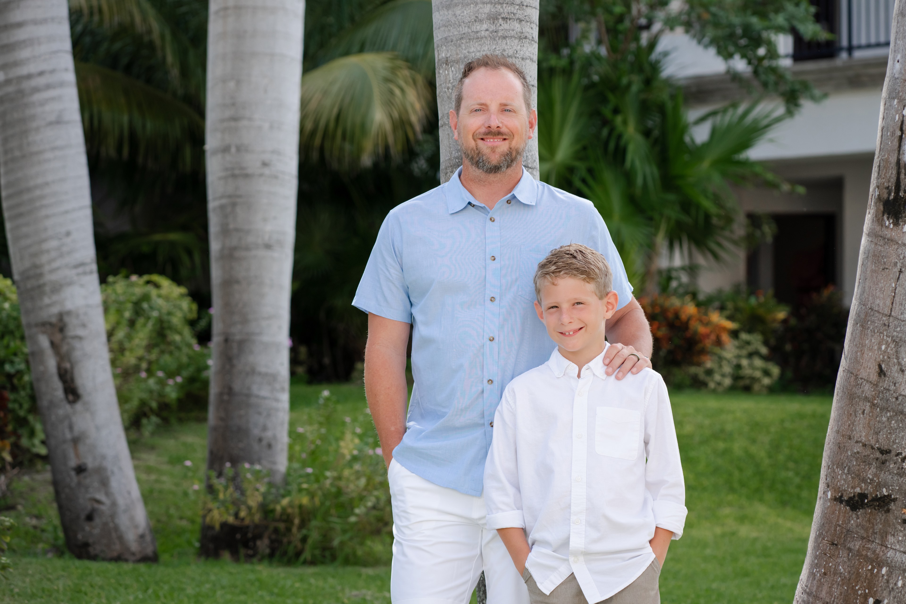 Family with kids at the Cancún Hotel Zone in an editorial group frame by IVAE Studios