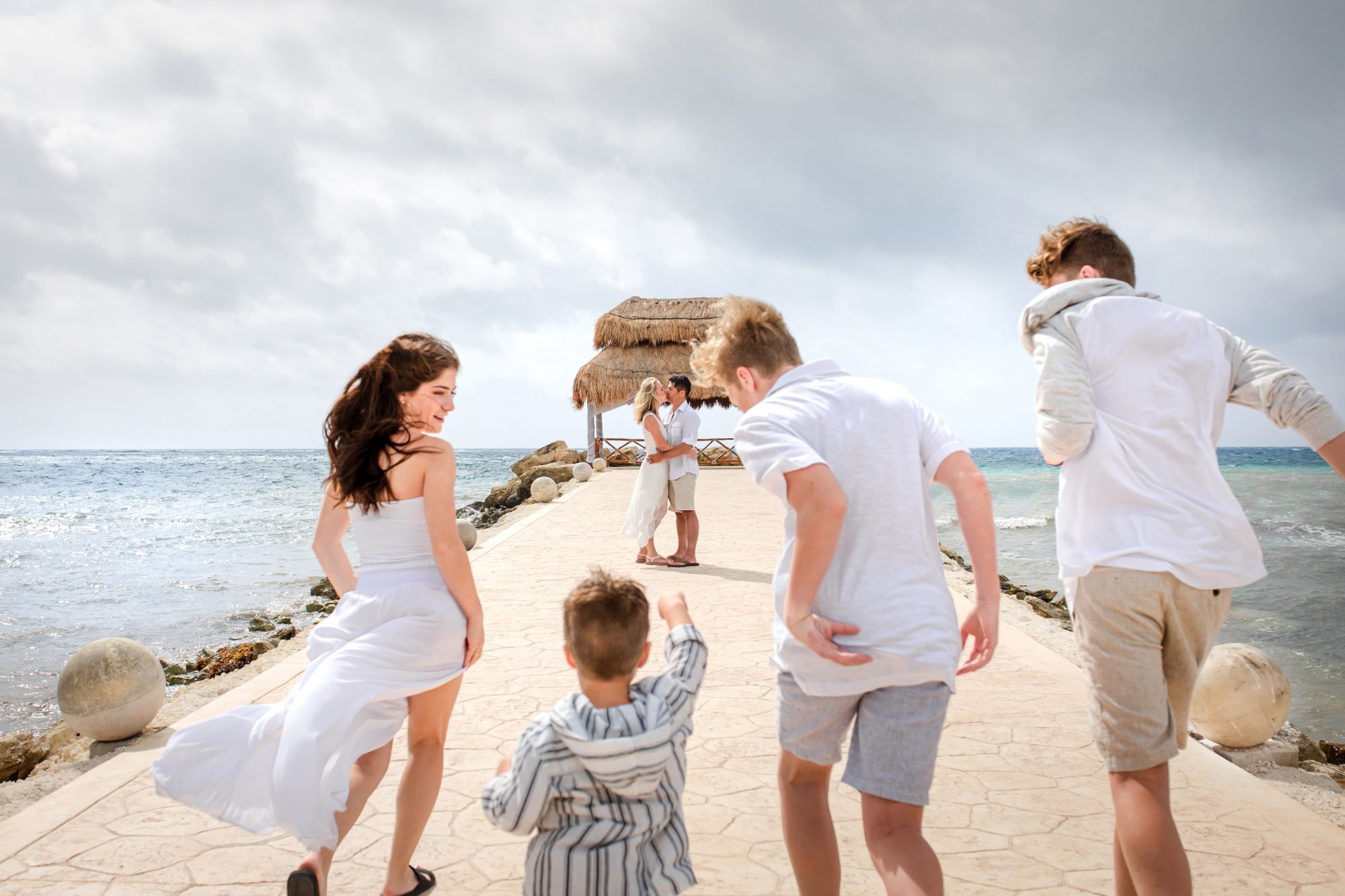 Sesión familiar en muelle de Cancún en hora dorada — IVAE Studios