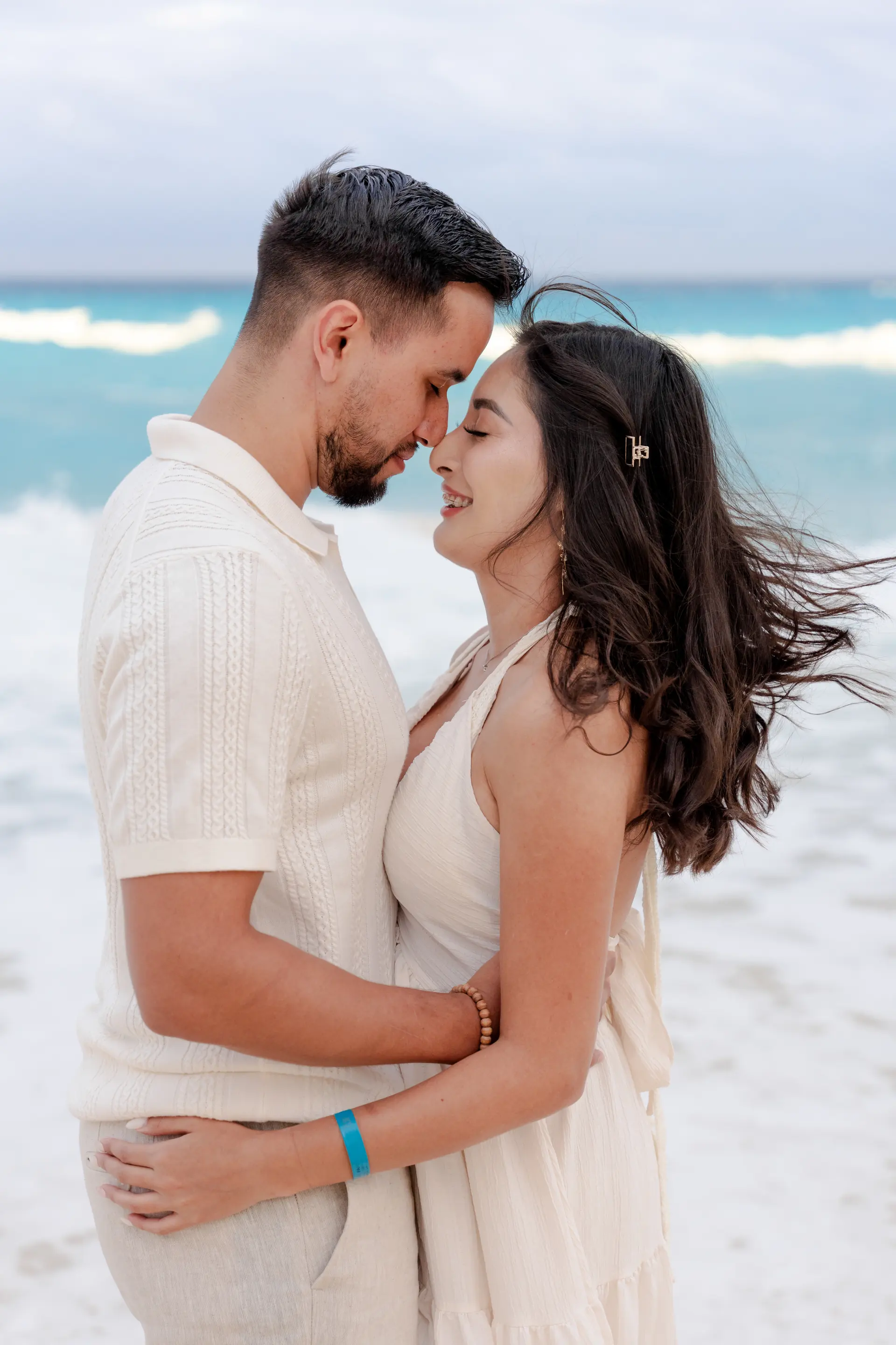 Sesión fotográfica de pareja en cenote con haces de luz natural en Riviera Maya por IVAE Studios