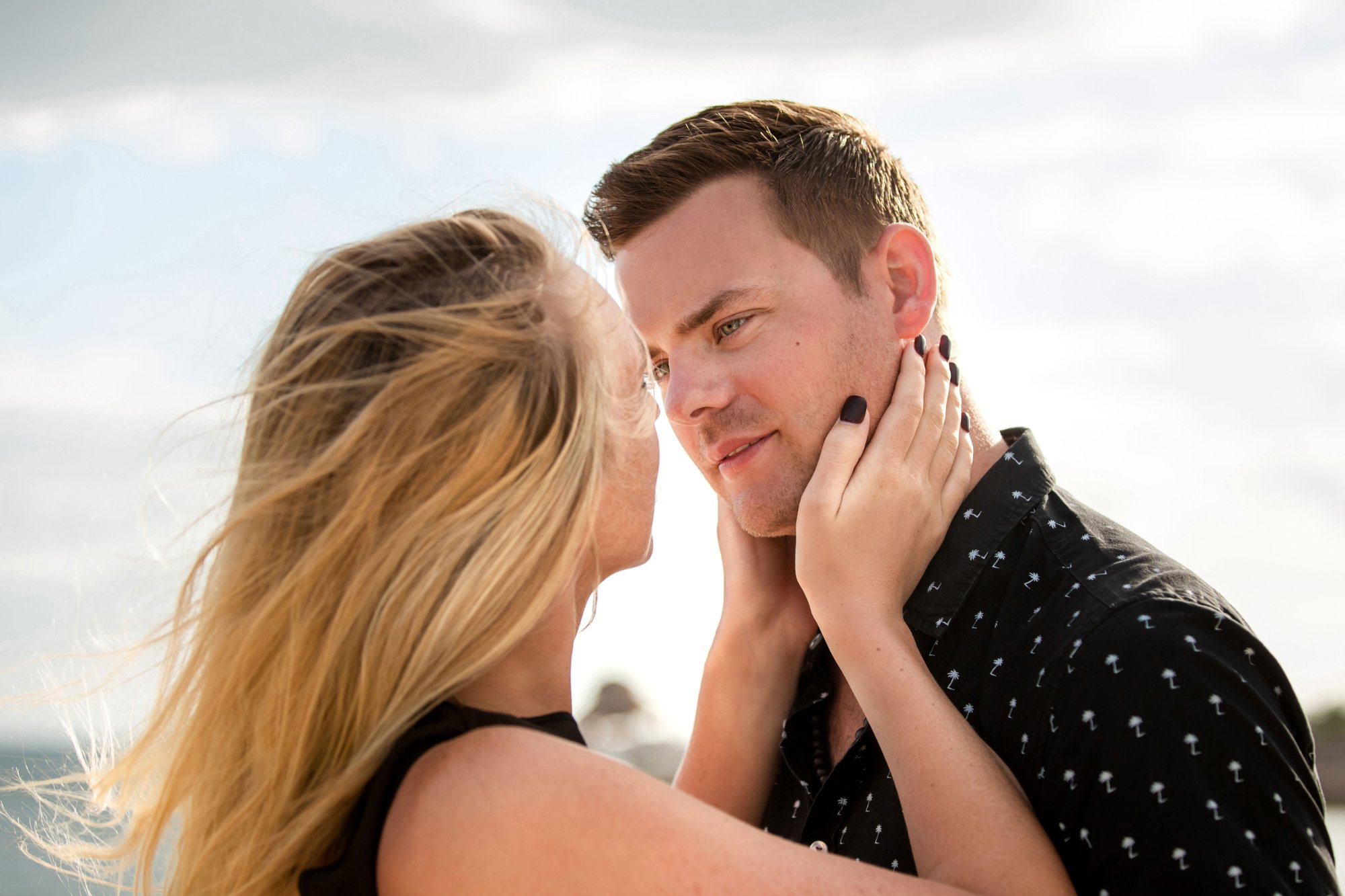 Fotografía de parejas en playa de Cancún al atardecer — IVAE Studios