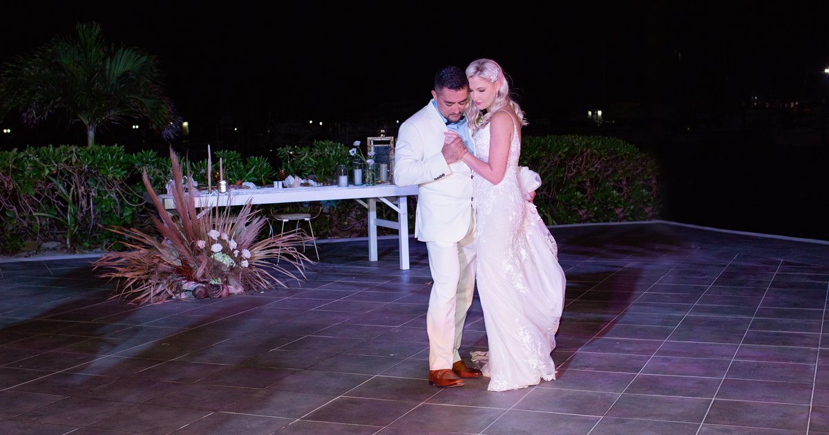 Ceremonia de boda de destino en un resort de lujo en Cancún fotografiada por IVAE Studios