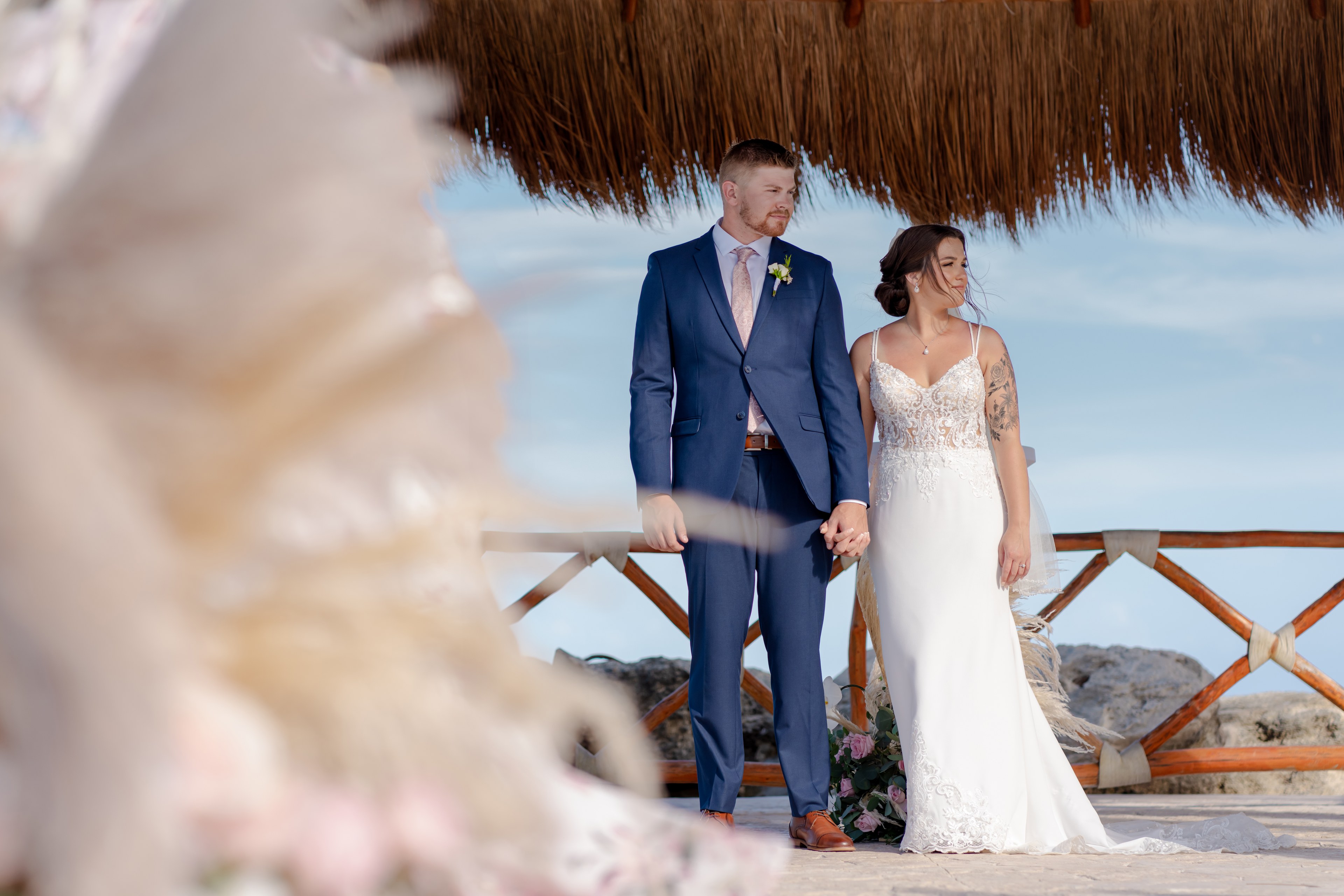 Novia en hora dorada en Cancún fotografiada por IVAE Studios