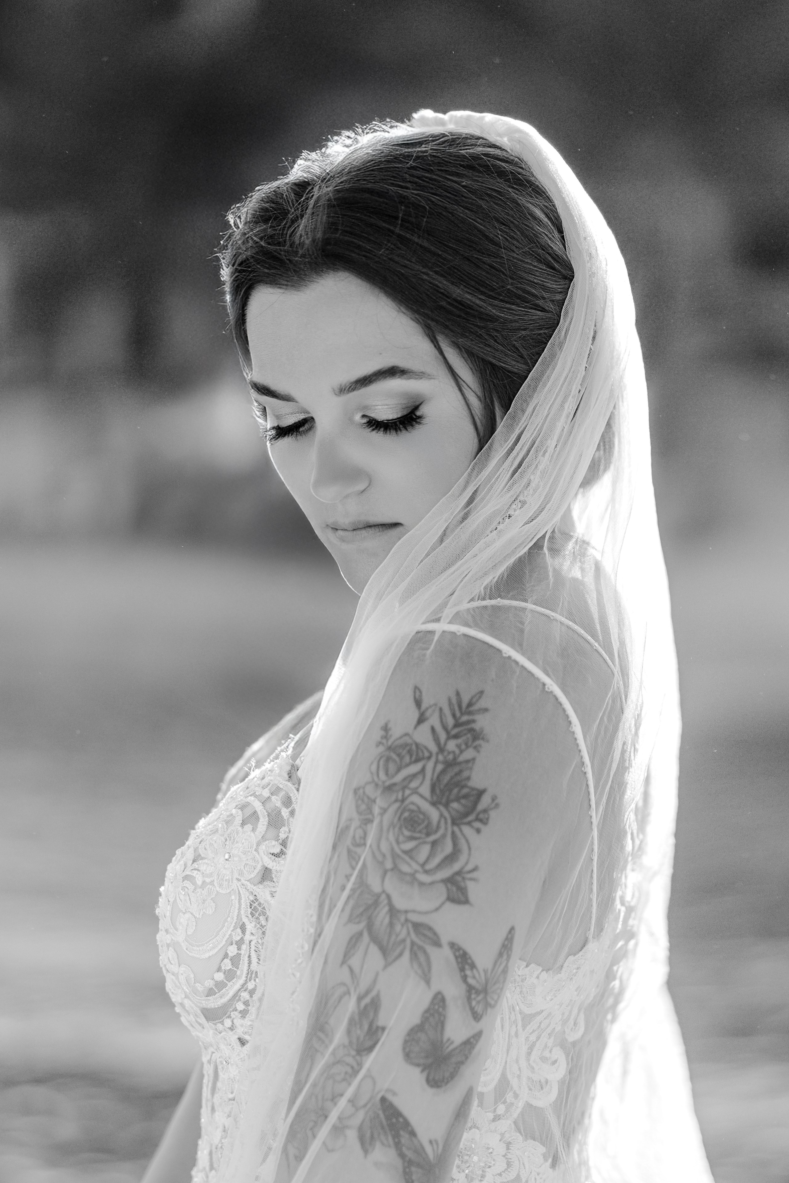 Novia india con lehenga en terraza de resort en Cancún
