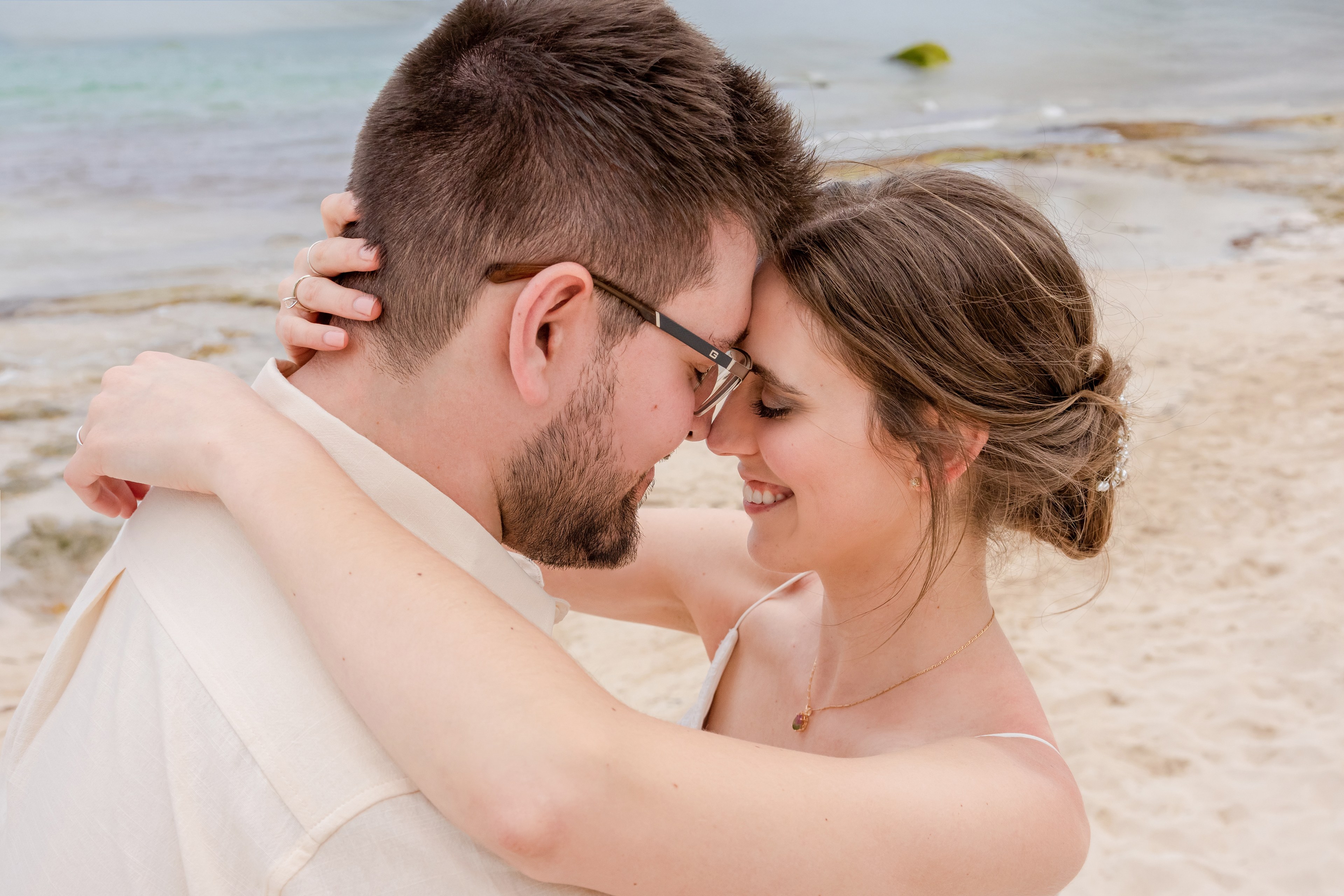 A first dance under string lights at sunset at Nizuc Cancún, photographed by IVAE Studios.