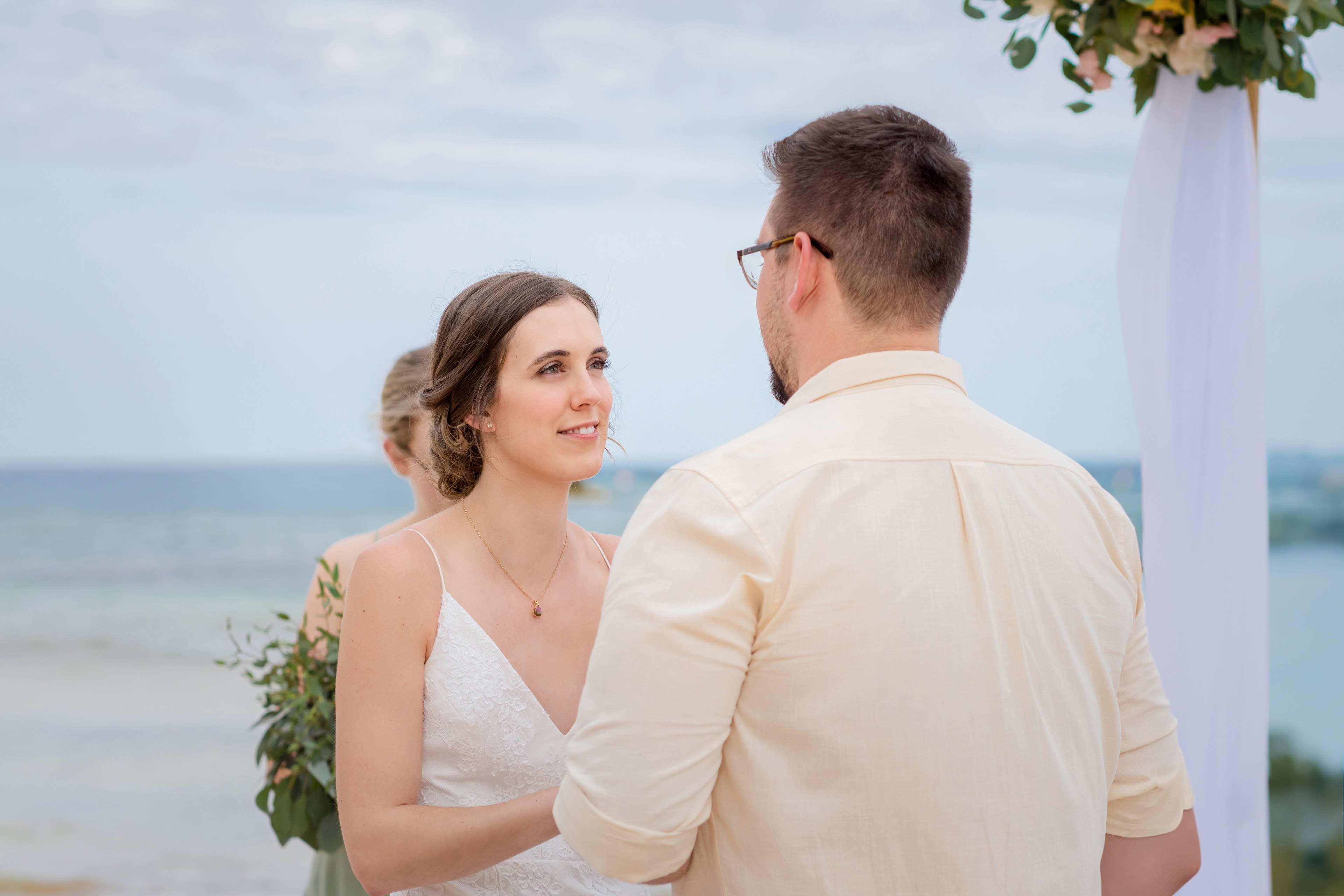 A bride walking through the colonnade at Waldorf Astoria Pedregal, photographed by IVAE Studios.