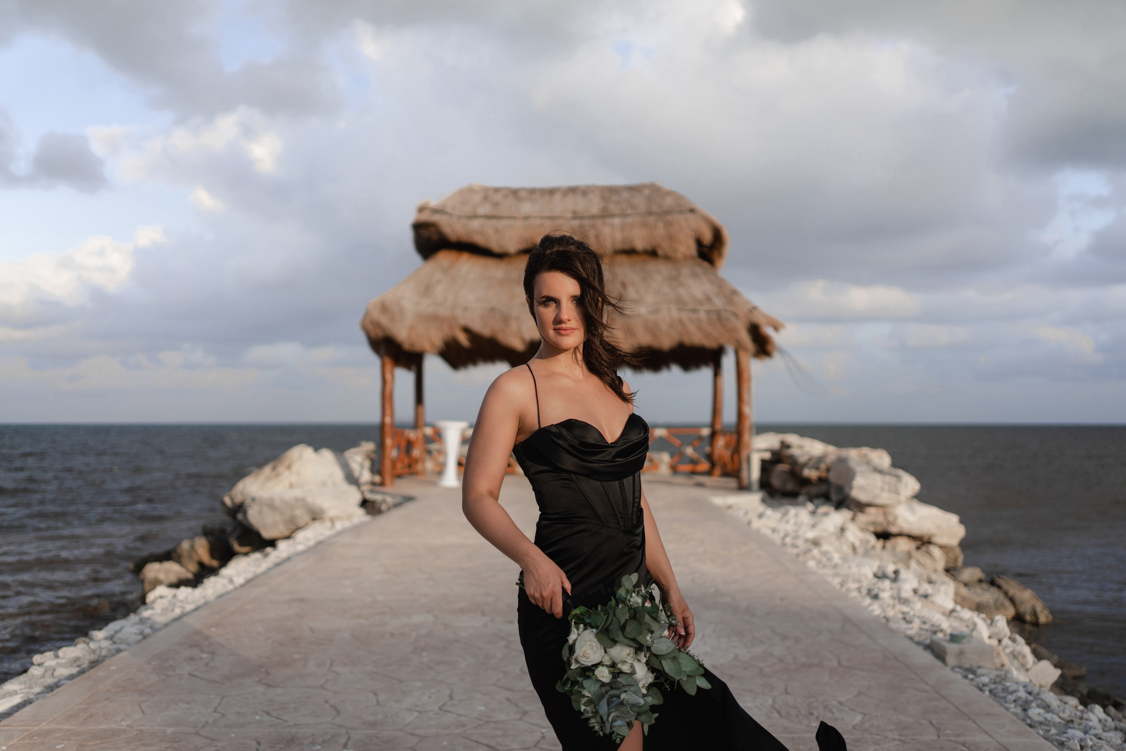 Novia en Cancún con un estilismo elegante el día de la boda por IVAE Studios