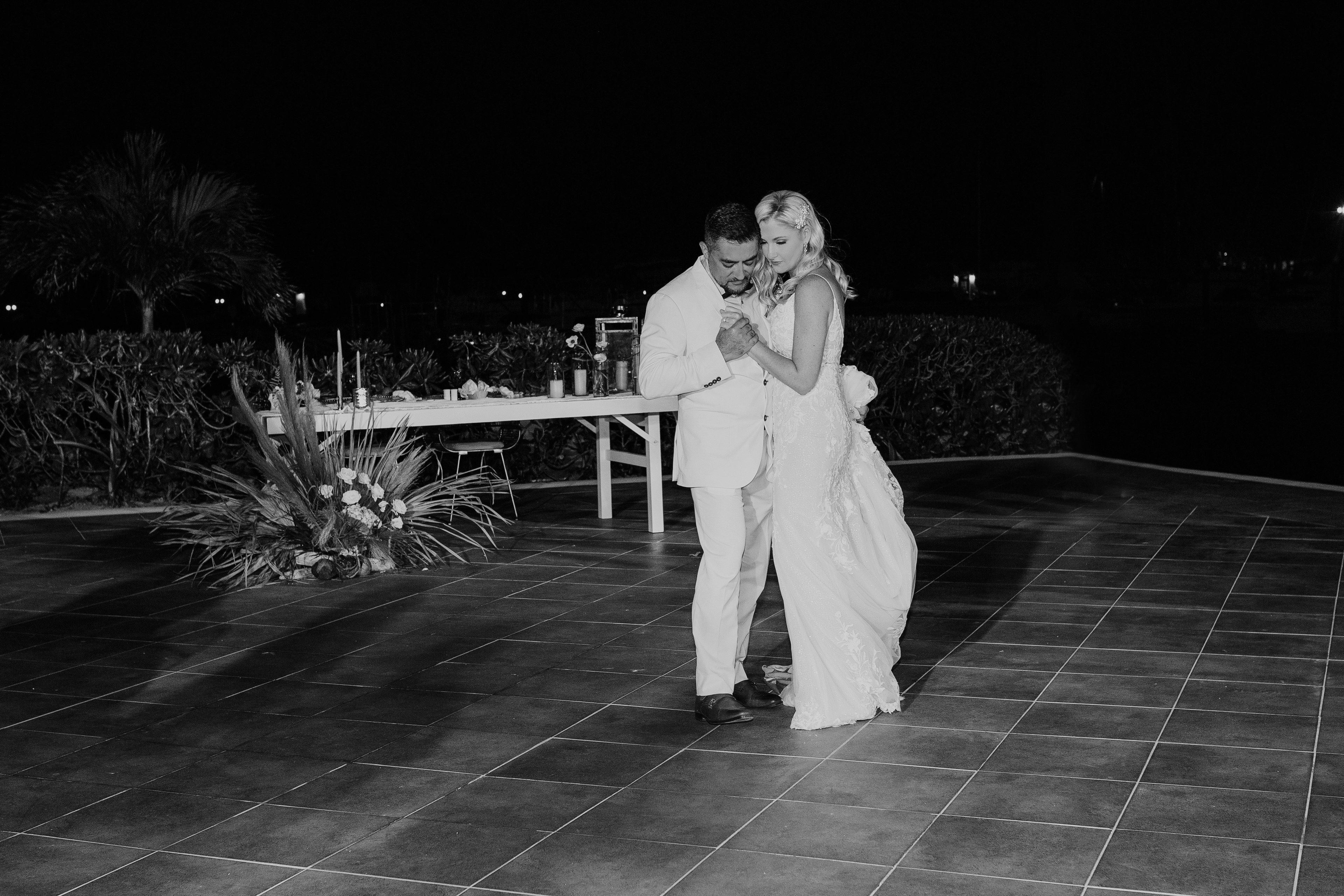Wedding ceremony kiss moment Cancún Hotel Zone IVAE Studios