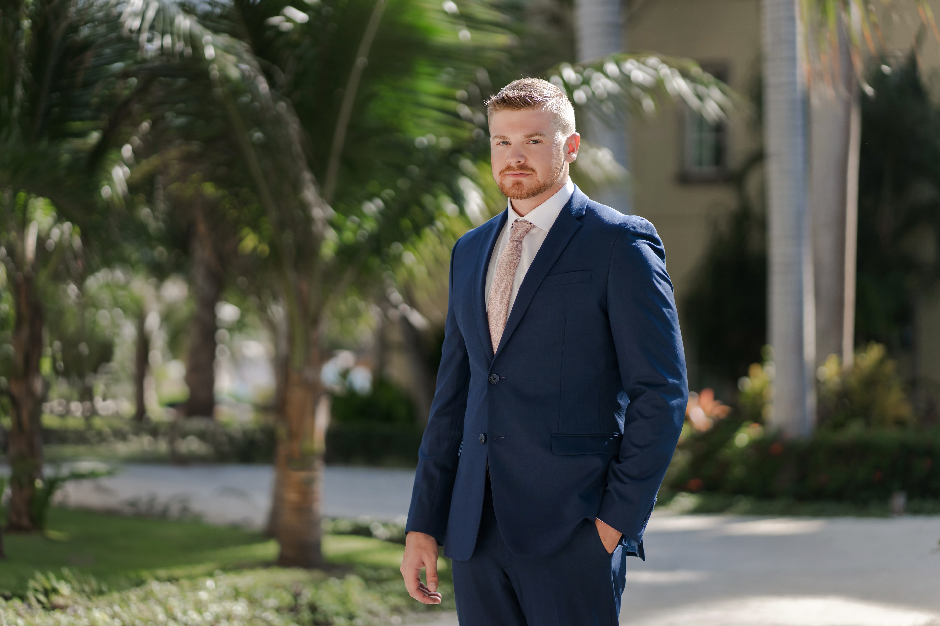 Novio en la playa de Cancún por IVAE Studios
