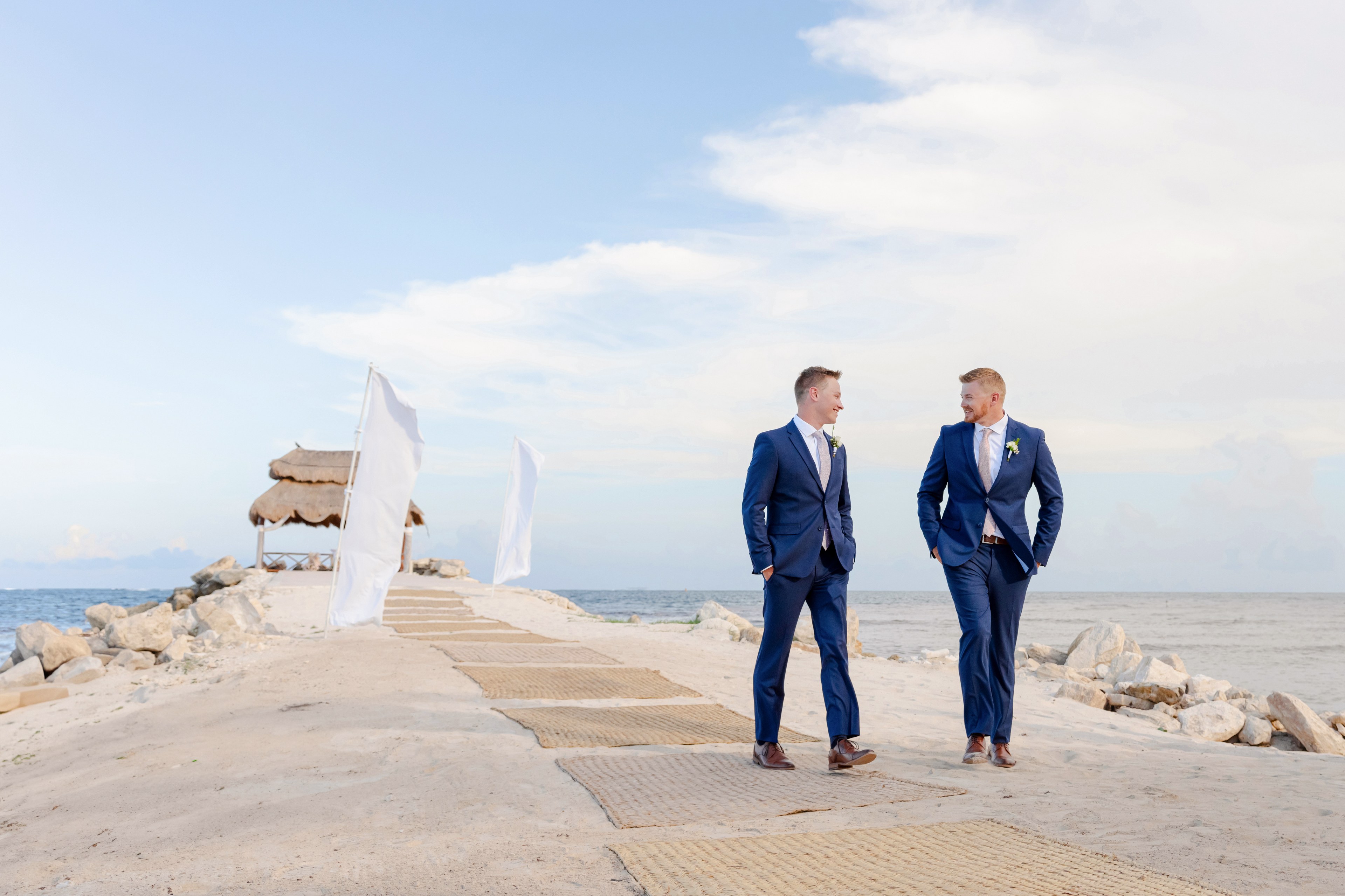 Novio en una terraza de resort en Cancún por IVAE Studios