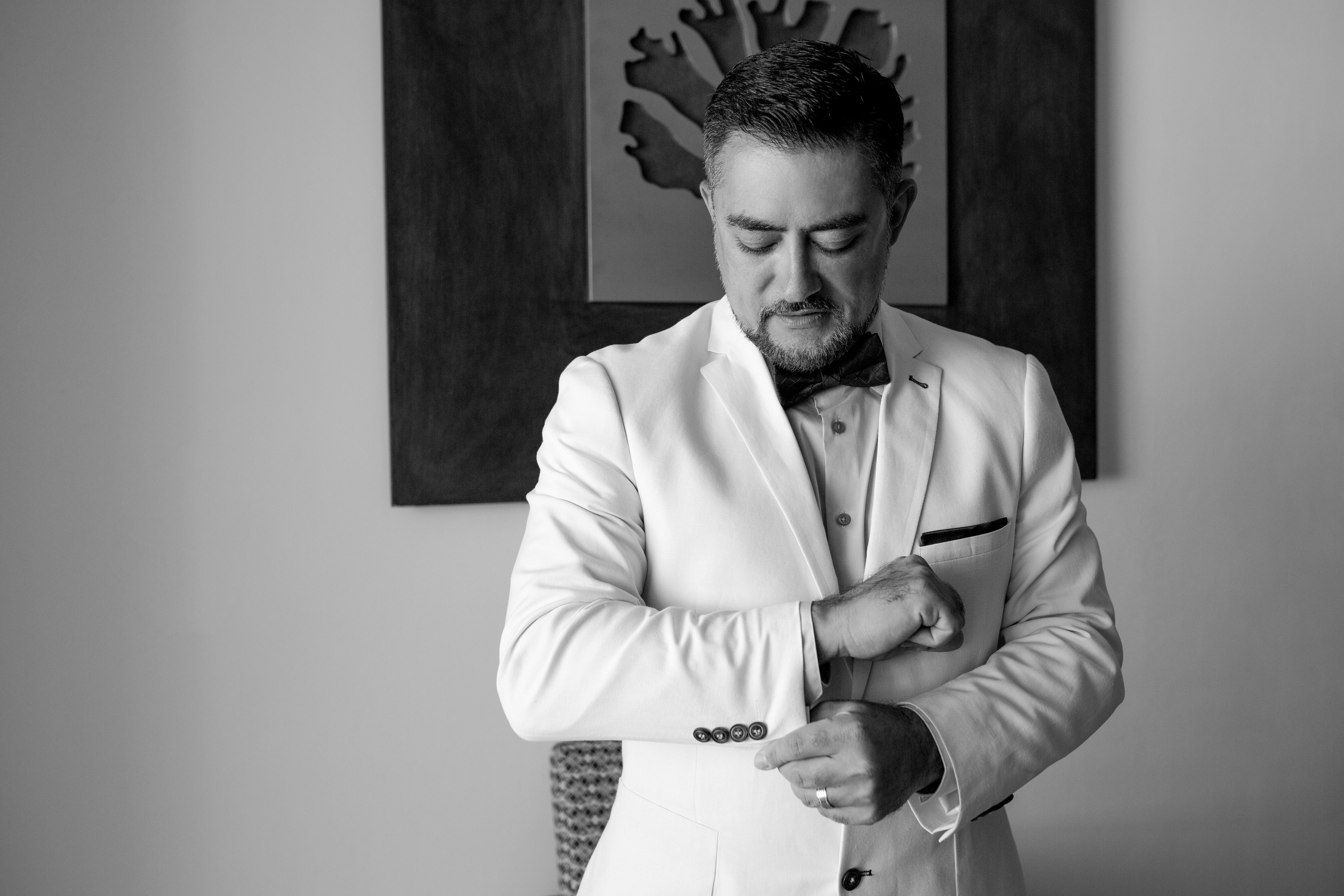 Groom portrait before the ceremony in the Cancún Hotel Zone by IVAE Studios