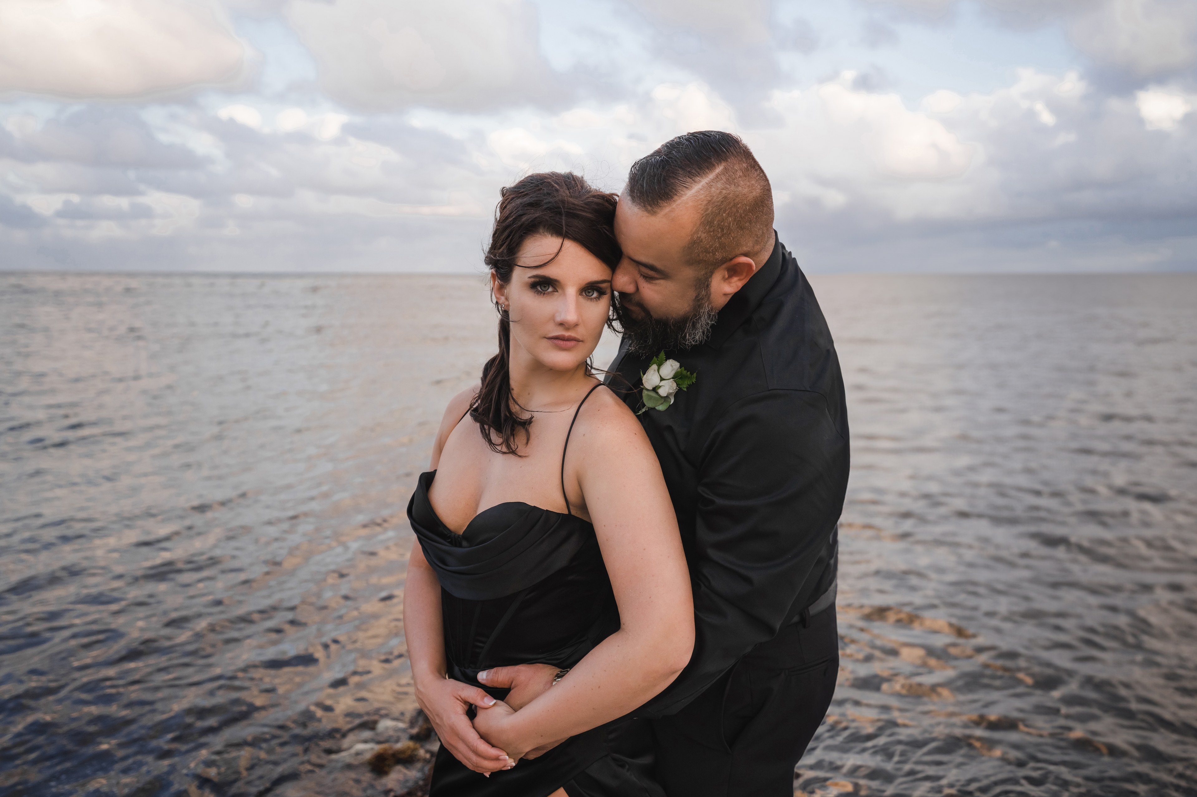 Novia en hora dorada en Cancún fotografiada por IVAE Studios