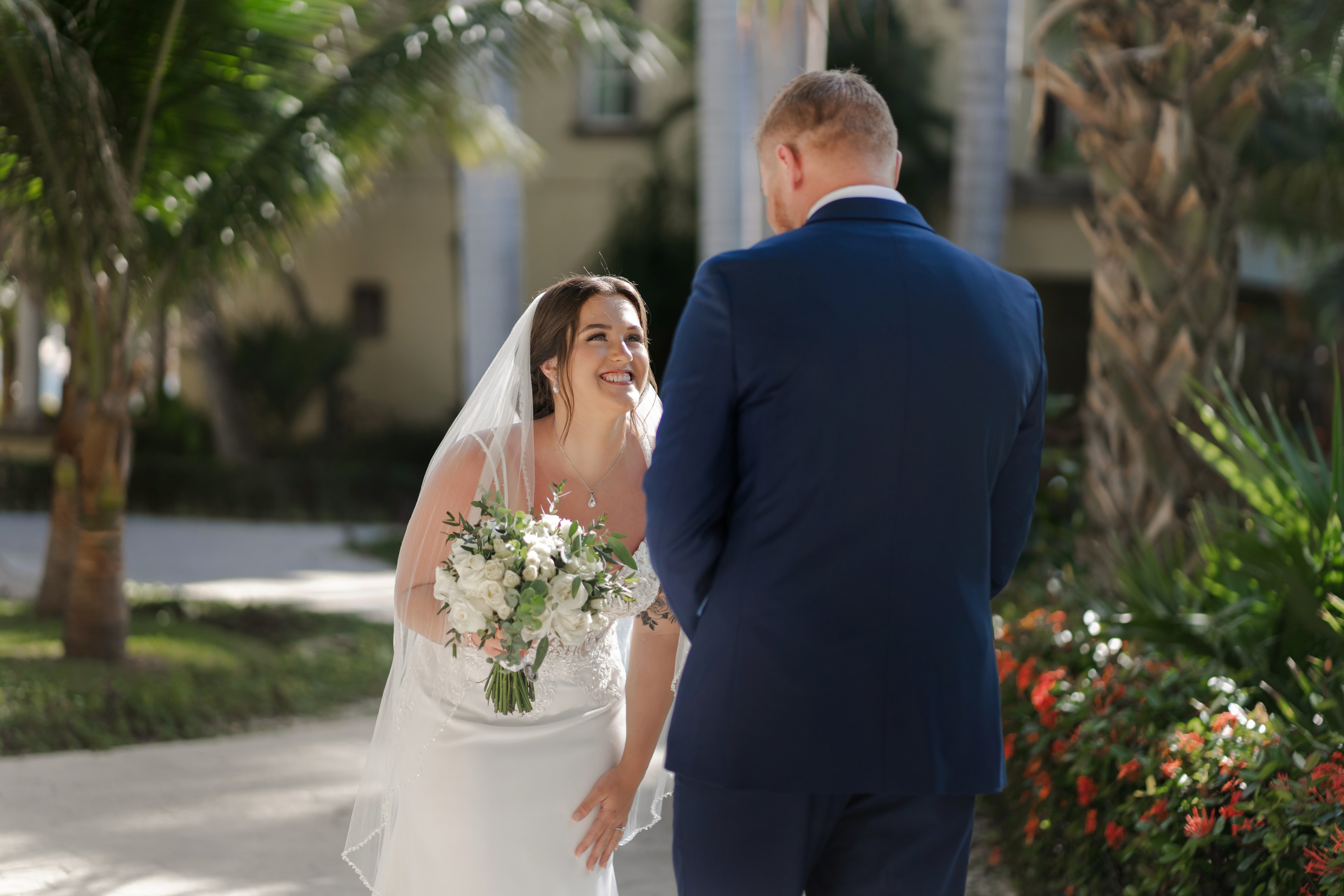 Novio en hora dorada en Cancún fotografiado por IVAE Studios